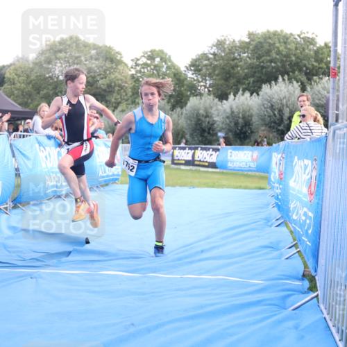 25.08.2024 - Elbe Triathlon Hamburg H.Heesch http://msf.ph/oto/6882131 25.08.2024 12:43:13 Ziel 1761, 1762 meine-sportfotos.de