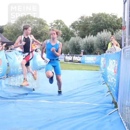 25.08.2024 - Elbe Triathlon Hamburg H.Heesch http://msf.ph/oto/6882132 25.08.2024 12:43:13 Ziel 1761, 1762 meine-sportfotos.de
