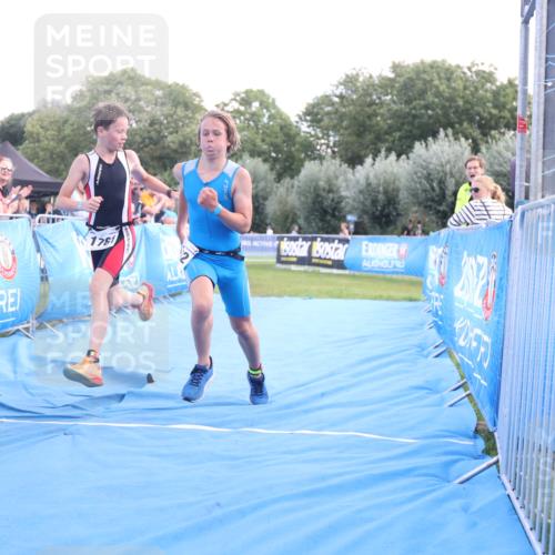25.08.2024 - Elbe Triathlon Hamburg H.Heesch http://msf.ph/oto/6882133 25.08.2024 12:43:13 Ziel 1761, 1762 meine-sportfotos.de