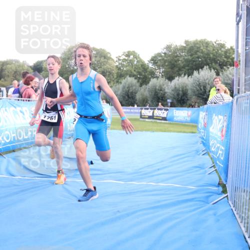 25.08.2024 - Elbe Triathlon Hamburg H.Heesch http://msf.ph/oto/6882137 25.08.2024 12:43:13 Ziel 1761, 1762 meine-sportfotos.de