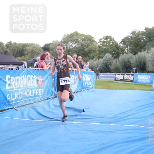 25.08.2024 - Elbe Triathlon Hamburg H.Heesch http://msf.ph/oto/6882154 25.08.2024 12:43:21 Ziel 1761, 1762, 1774 meine-sportfotos.de