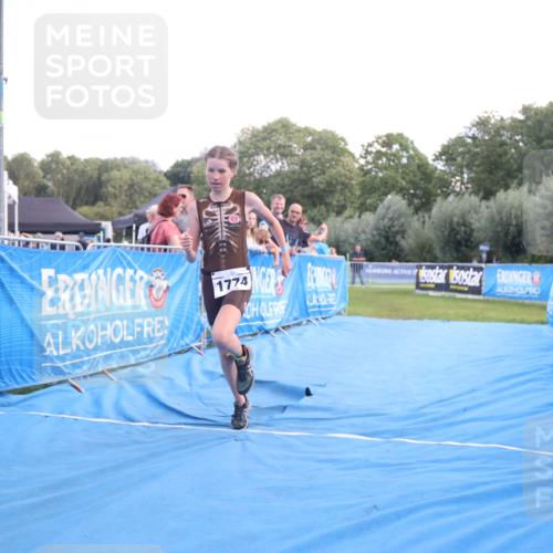25.08.2024 - Elbe Triathlon Hamburg H.Heesch http://msf.ph/oto/6882155 25.08.2024 12:43:21 Ziel 1761, 1762, 1774 meine-sportfotos.de