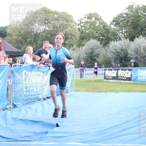 25.08.2024 - Elbe Triathlon Hamburg H.Heesch http://msf.ph/oto/6882196 25.08.2024 12:43:55 Ziel 1744, 1745 meine-sportfotos.de