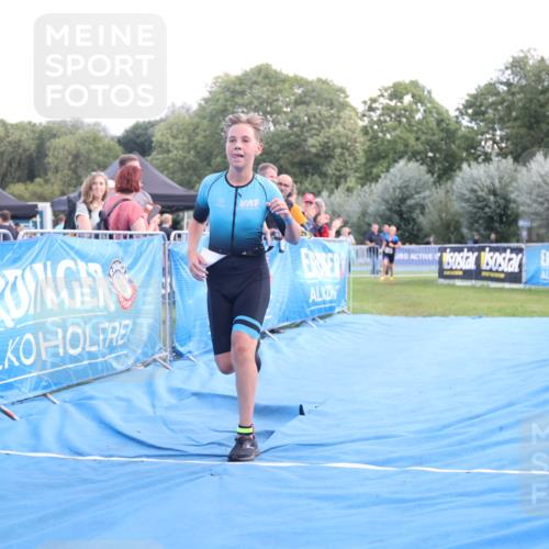 25.08.2024 - Elbe Triathlon Hamburg H.Heesch http://msf.ph/oto/6882207 25.08.2024 12:43:56 Ziel 1744, 1745 meine-sportfotos.de