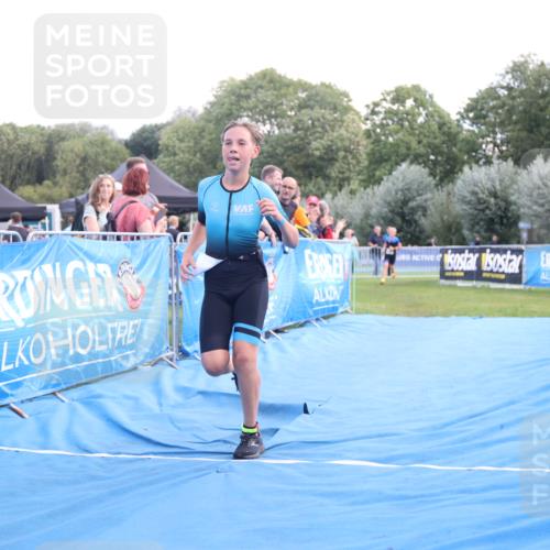 25.08.2024 - Elbe Triathlon Hamburg H.Heesch http://msf.ph/oto/6882208 25.08.2024 12:43:56 Ziel 1744, 1745 meine-sportfotos.de