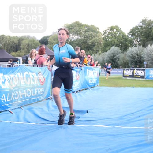 25.08.2024 - Elbe Triathlon Hamburg H.Heesch http://msf.ph/oto/6882210 25.08.2024 12:43:56 Ziel 1744, 1745 meine-sportfotos.de