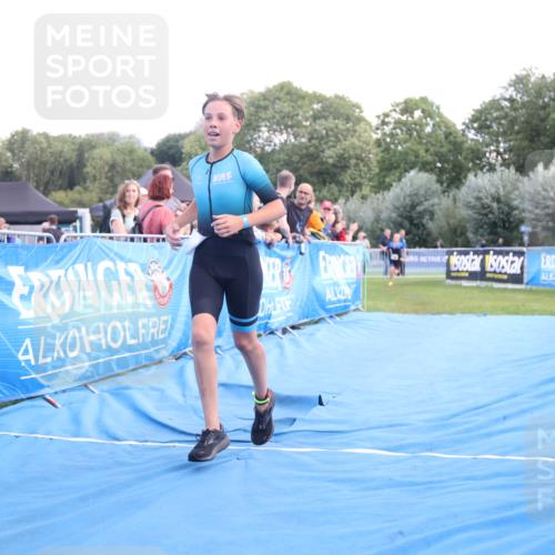25.08.2024 - Elbe Triathlon Hamburg H.Heesch http://msf.ph/oto/6882211 25.08.2024 12:43:56 Ziel 1744, 1745 meine-sportfotos.de