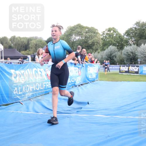 25.08.2024 - Elbe Triathlon Hamburg H.Heesch http://msf.ph/oto/6882213 25.08.2024 12:43:56 Ziel 1744, 1745 meine-sportfotos.de