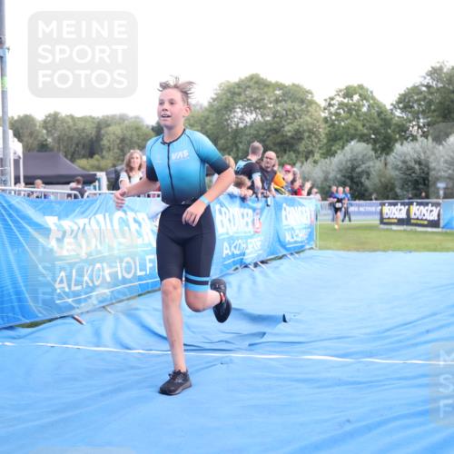 25.08.2024 - Elbe Triathlon Hamburg H.Heesch http://msf.ph/oto/6882214 25.08.2024 12:43:56 Ziel 1744, 1745 meine-sportfotos.de