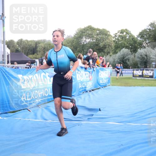 25.08.2024 - Elbe Triathlon Hamburg H.Heesch http://msf.ph/oto/6882215 25.08.2024 12:43:56 Ziel 1744, 1745 meine-sportfotos.de