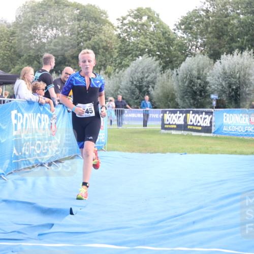25.08.2024 - Elbe Triathlon Hamburg H.Heesch http://msf.ph/oto/6882216 25.08.2024 12:44:02 Ziel 1744, 1745 meine-sportfotos.de