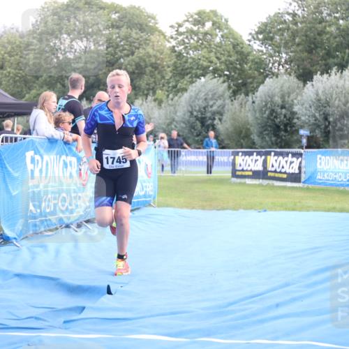 25.08.2024 - Elbe Triathlon Hamburg H.Heesch http://msf.ph/oto/6882218 25.08.2024 12:44:02 Ziel 1744, 1745 meine-sportfotos.de
