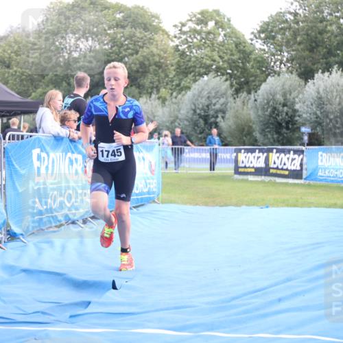 25.08.2024 - Elbe Triathlon Hamburg H.Heesch http://msf.ph/oto/6882219 25.08.2024 12:44:02 Ziel 1744, 1745 meine-sportfotos.de