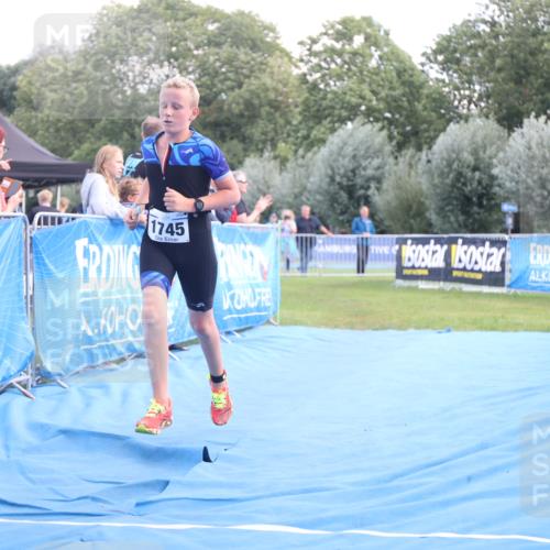 25.08.2024 - Elbe Triathlon Hamburg H.Heesch http://msf.ph/oto/6882221 25.08.2024 12:44:02 Ziel 1744, 1745 meine-sportfotos.de