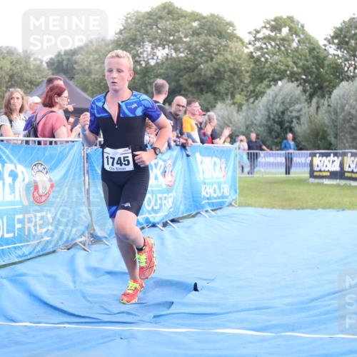 25.08.2024 - Elbe Triathlon Hamburg H.Heesch http://msf.ph/oto/6882227 25.08.2024 12:44:03 Ziel 1744, 1745 meine-sportfotos.de