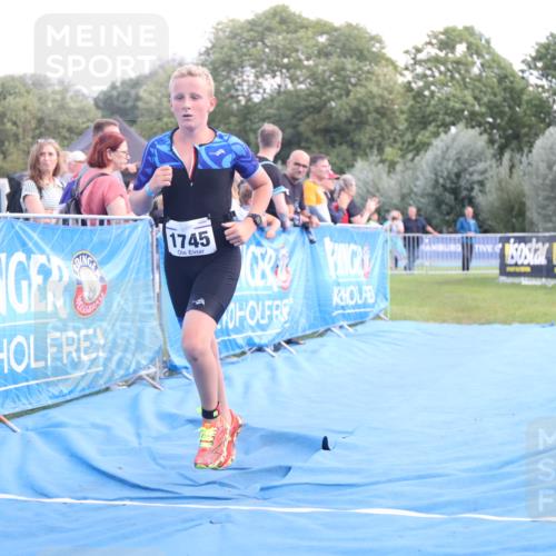 25.08.2024 - Elbe Triathlon Hamburg H.Heesch http://msf.ph/oto/6882228 25.08.2024 12:44:03 Ziel 1744, 1745 meine-sportfotos.de