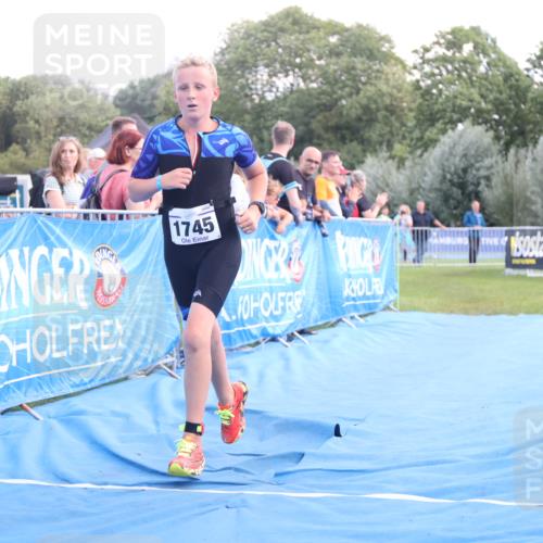 25.08.2024 - Elbe Triathlon Hamburg H.Heesch http://msf.ph/oto/6882229 25.08.2024 12:44:03 Ziel 1744, 1745 meine-sportfotos.de