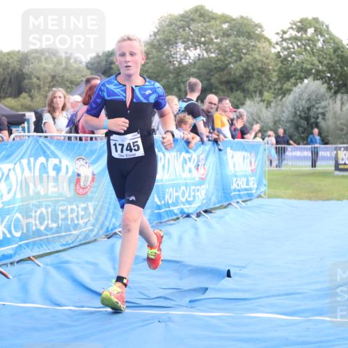 25.08.2024 - Elbe Triathlon Hamburg H.Heesch http://msf.ph/oto/6882230 25.08.2024 12:44:03 Ziel 1744, 1745 meine-sportfotos.de
