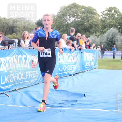 25.08.2024 - Elbe Triathlon Hamburg H.Heesch http://msf.ph/oto/6882231 25.08.2024 12:44:03 Ziel 1744, 1745 meine-sportfotos.de