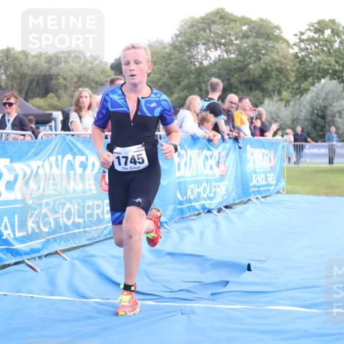 25.08.2024 - Elbe Triathlon Hamburg H.Heesch http://msf.ph/oto/6882232 25.08.2024 12:44:03 Ziel 1744, 1745 meine-sportfotos.de