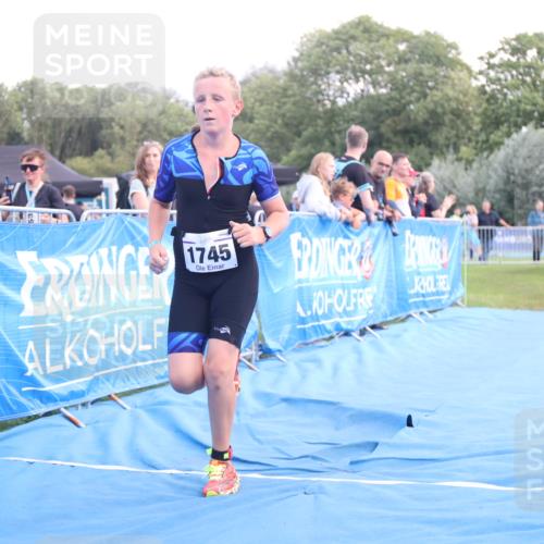 25.08.2024 - Elbe Triathlon Hamburg H.Heesch http://msf.ph/oto/6882233 25.08.2024 12:44:03 Ziel 1744, 1745 meine-sportfotos.de