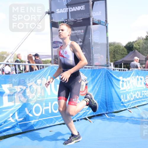 25.08.2024 - Elbe Triathlon Hamburg H.Heesch http://msf.ph/oto/6882519 25.08.2024 12:48:38 Ziel 1757 meine-sportfotos.de