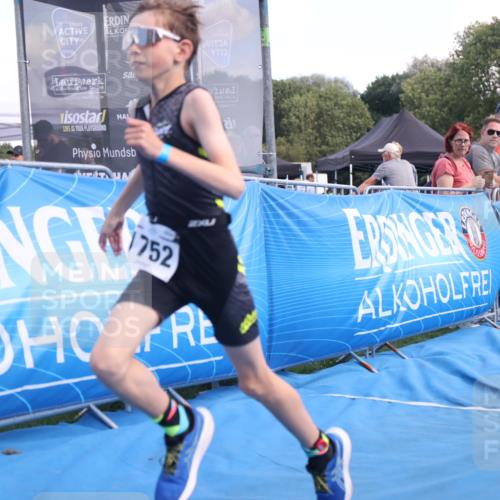 25.08.2024 - Elbe Triathlon Hamburg H.Heesch http://msf.ph/oto/6882599 25.08.2024 12:50:09 Ziel 1752 meine-sportfotos.de