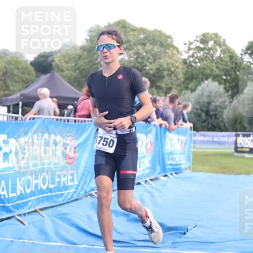 25.08.2024 - Elbe Triathlon Hamburg H.Heesch http://msf.ph/oto/6882646 25.08.2024 12:51:18 Ziel 1750 meine-sportfotos.de