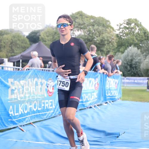 25.08.2024 - Elbe Triathlon Hamburg H.Heesch http://msf.ph/oto/6882648 25.08.2024 12:51:18 Ziel 1750 meine-sportfotos.de