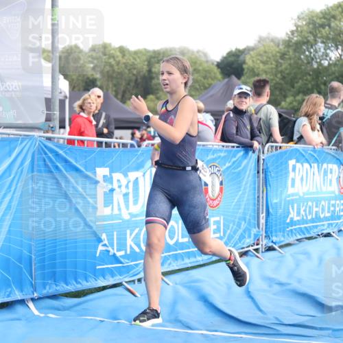 25.08.2024 - Elbe Triathlon Hamburg H.Heesch http://msf.ph/oto/6883030 25.08.2024 12:55:30 Ziel 1809, 1810 meine-sportfotos.de