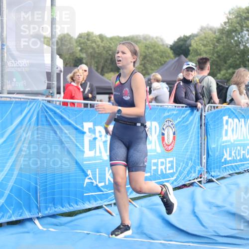 25.08.2024 - Elbe Triathlon Hamburg H.Heesch http://msf.ph/oto/6883032 25.08.2024 12:55:30 Ziel 1809, 1810 meine-sportfotos.de