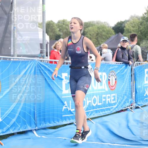 25.08.2024 - Elbe Triathlon Hamburg H.Heesch http://msf.ph/oto/6883035 25.08.2024 12:55:30 Ziel 1809, 1810 meine-sportfotos.de