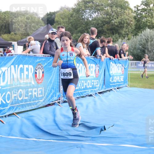 25.08.2024 - Elbe Triathlon Hamburg H.Heesch http://msf.ph/oto/6883042 25.08.2024 12:55:32 Ziel 1809, 1810 meine-sportfotos.de