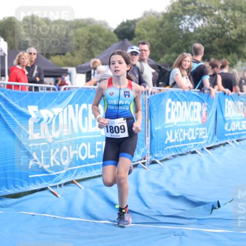 25.08.2024 - Elbe Triathlon Hamburg H.Heesch http://msf.ph/oto/6883047 25.08.2024 12:55:32 Ziel 1809, 1810 meine-sportfotos.de