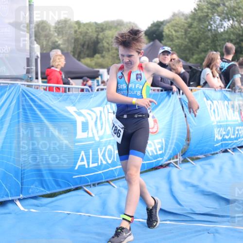25.08.2024 - Elbe Triathlon Hamburg H.Heesch http://msf.ph/oto/6883086 25.08.2024 12:55:46 Ziel 1786, 1808, 1811 meine-sportfotos.de