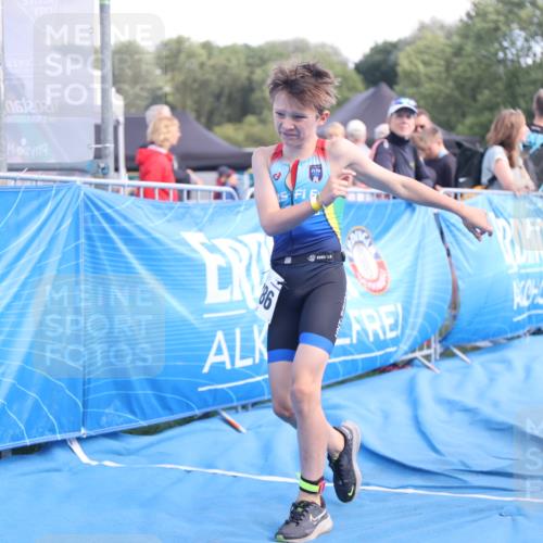 25.08.2024 - Elbe Triathlon Hamburg H.Heesch http://msf.ph/oto/6883088 25.08.2024 12:55:46 Ziel 1786, 1808, 1811 meine-sportfotos.de