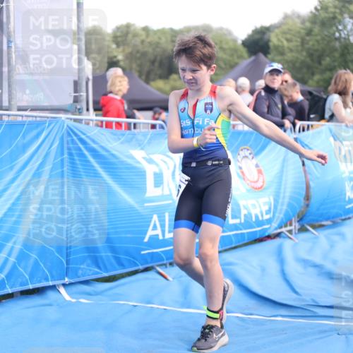 25.08.2024 - Elbe Triathlon Hamburg H.Heesch http://msf.ph/oto/6883089 25.08.2024 12:55:46 Ziel 1786, 1808, 1811 meine-sportfotos.de