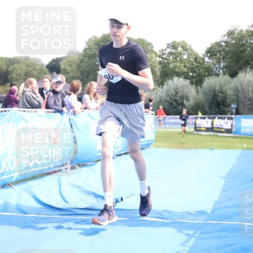 25.08.2024 - Elbe Triathlon Hamburg H.Heesch http://msf.ph/oto/6883159 25.08.2024 12:58:07 Ziel 1604, 1792, 1793 meine-sportfotos.de