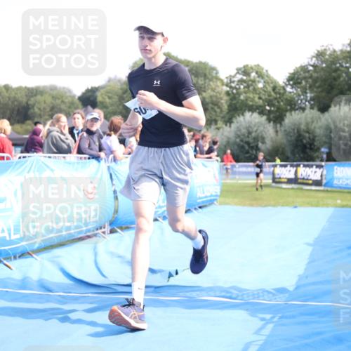 25.08.2024 - Elbe Triathlon Hamburg H.Heesch http://msf.ph/oto/6883161 25.08.2024 12:58:07 Ziel 1604, 1792, 1793 meine-sportfotos.de