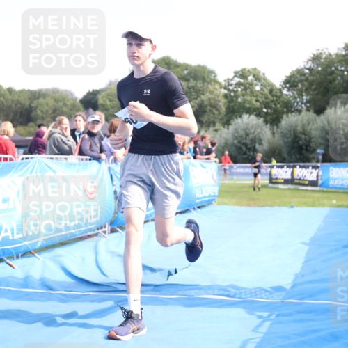 25.08.2024 - Elbe Triathlon Hamburg H.Heesch http://msf.ph/oto/6883162 25.08.2024 12:58:07 Ziel 1604, 1792, 1793 meine-sportfotos.de