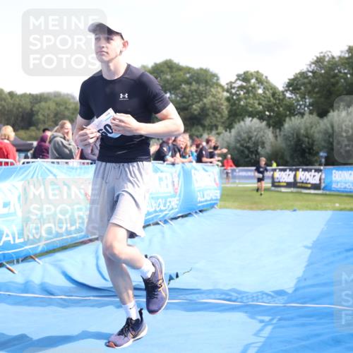 25.08.2024 - Elbe Triathlon Hamburg H.Heesch http://msf.ph/oto/6883165 25.08.2024 12:58:07 Ziel 1604, 1792, 1793 meine-sportfotos.de