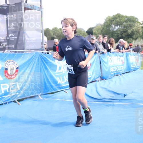 25.08.2024 - Elbe Triathlon Hamburg H.Heesch http://msf.ph/oto/6883189 25.08.2024 12:58:15 Ziel 1793, 1825, 1829 meine-sportfotos.de