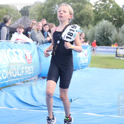 25.08.2024 - Elbe Triathlon Hamburg H.Heesch http://msf.ph/oto/6883309 25.08.2024 12:59:01 Ziel 1813, 1819 meine-sportfotos.de