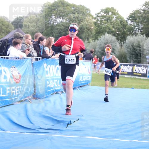 25.08.2024 - Elbe Triathlon Hamburg H.Heesch http://msf.ph/oto/6883336 25.08.2024 12:59:19 Ziel 1741, 1843, 1853 meine-sportfotos.de