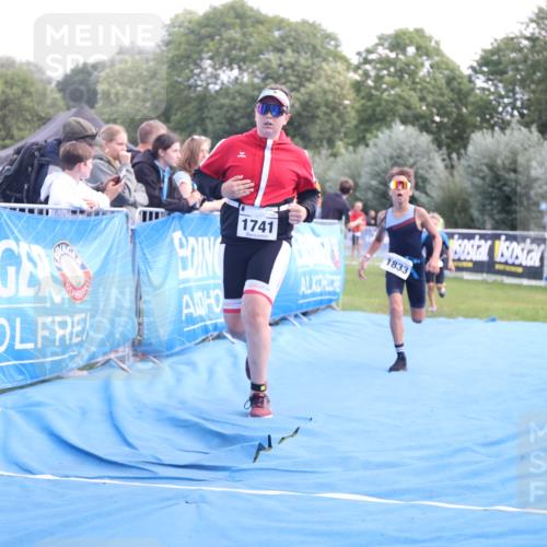 25.08.2024 - Elbe Triathlon Hamburg H.Heesch http://msf.ph/oto/6883337 25.08.2024 12:59:19 Ziel 1741, 1843, 1853 meine-sportfotos.de