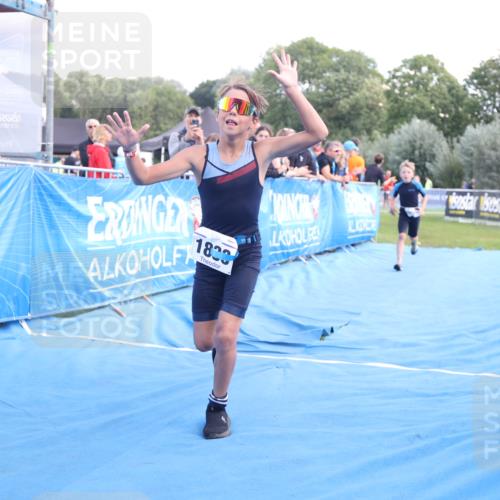 25.08.2024 - Elbe Triathlon Hamburg H.Heesch http://msf.ph/oto/6883359 25.08.2024 12:59:21 Ziel 1741, 1843, 1853 meine-sportfotos.de