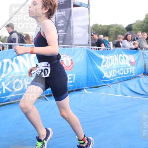 25.08.2024 - Elbe Triathlon Hamburg H.Heesch http://msf.ph/oto/6883523 25.08.2024 13:00:46 Ziel 1820 meine-sportfotos.de