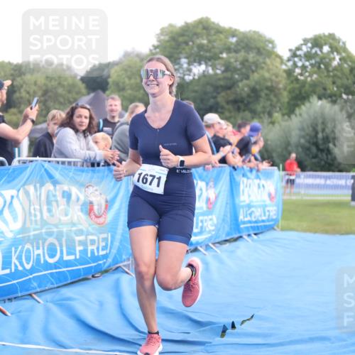 25.08.2024 - Elbe Triathlon Hamburg H.Heesch http://msf.ph/oto/6883524 25.08.2024 13:00:51 Ziel 1820, 1822 meine-sportfotos.de
