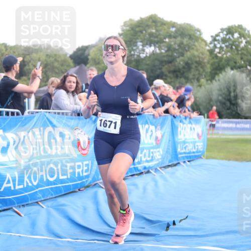25.08.2024 - Elbe Triathlon Hamburg H.Heesch http://msf.ph/oto/6883526 25.08.2024 13:00:51 Ziel 1820, 1822 meine-sportfotos.de