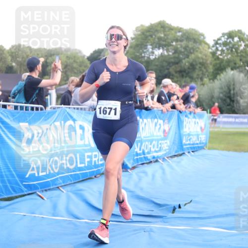 25.08.2024 - Elbe Triathlon Hamburg H.Heesch http://msf.ph/oto/6883529 25.08.2024 13:00:52 Ziel 1820, 1822 meine-sportfotos.de